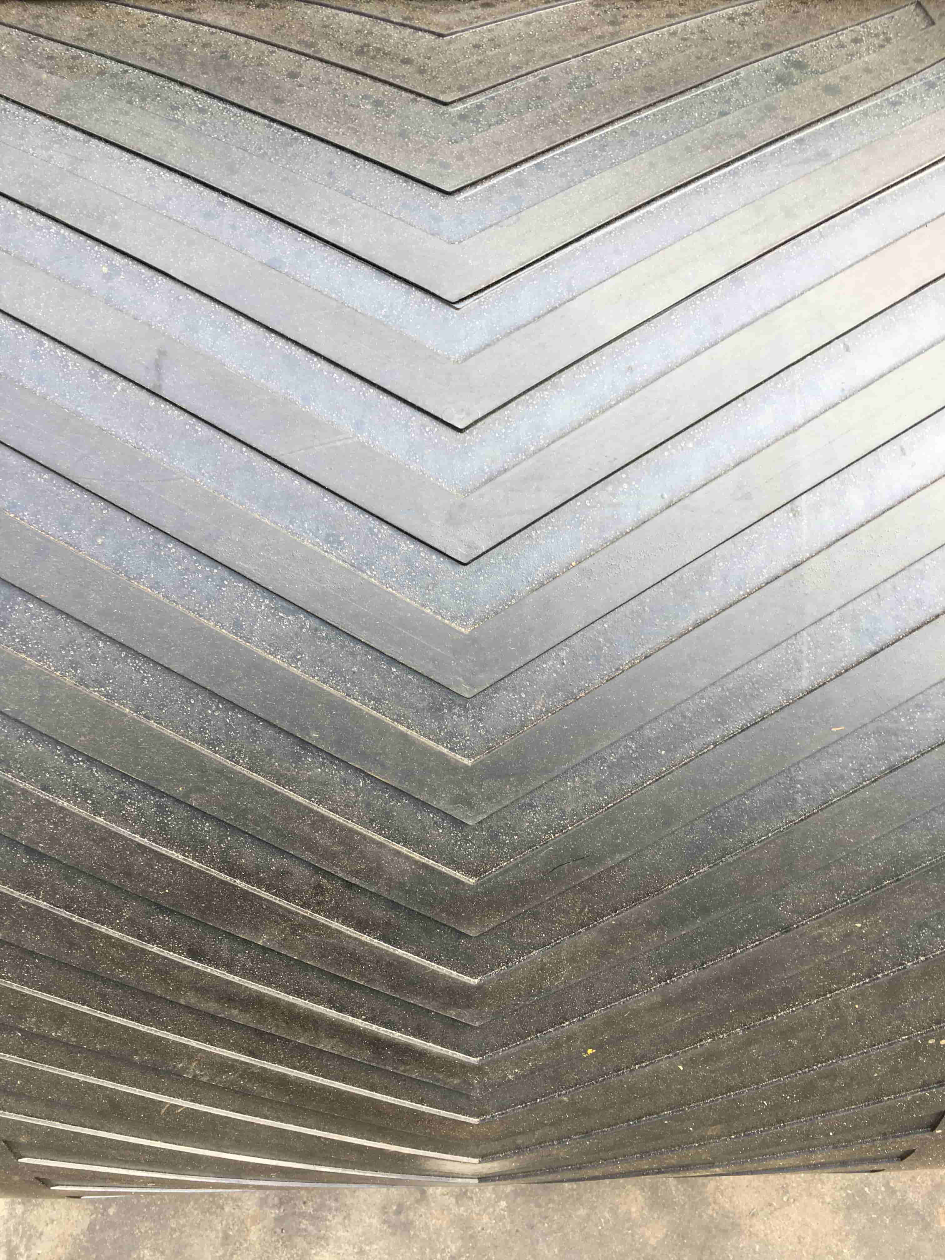 PATTERNED CONVEYOR BELT